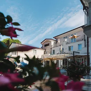 https://stella-della-versilia.it-tuscanyhotel.com